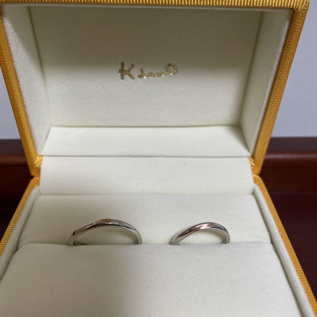 【ケイウノ ブライダル(K.UNO BRIDAL)の口コミ】 少しウェーブがかかっており、
意味がずっと一緒にいたいという気持ちをハ…