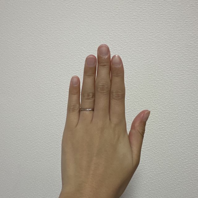 【IDEAL Plus fort(アイデアルプリュフォール)の口コミ】 デザインはシンプルでどんな場面でもつけられます。
細めのリングにキラキ…