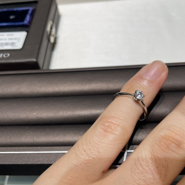 【アイプリモ(I-PRIMO)の口コミ】 シンプルなデザインでダイヤモンドの輝きが際立つものを選びました。ダイ…