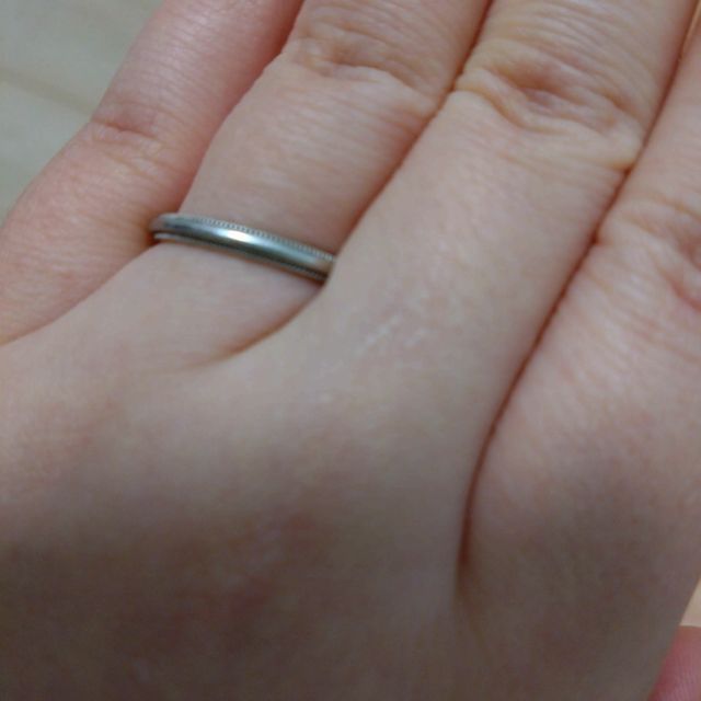 【ティファニー(Tiffany & Co.)の口コミ】 定番テイストのシンプルなデザインですので、ペアでつけるのももちろん、…