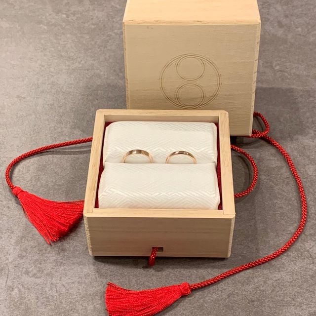 【TOMOE(トモエ)の口コミ】 婚約指輪と重ね付けしても綺麗に見えるというところと、花刻そのもののブ…