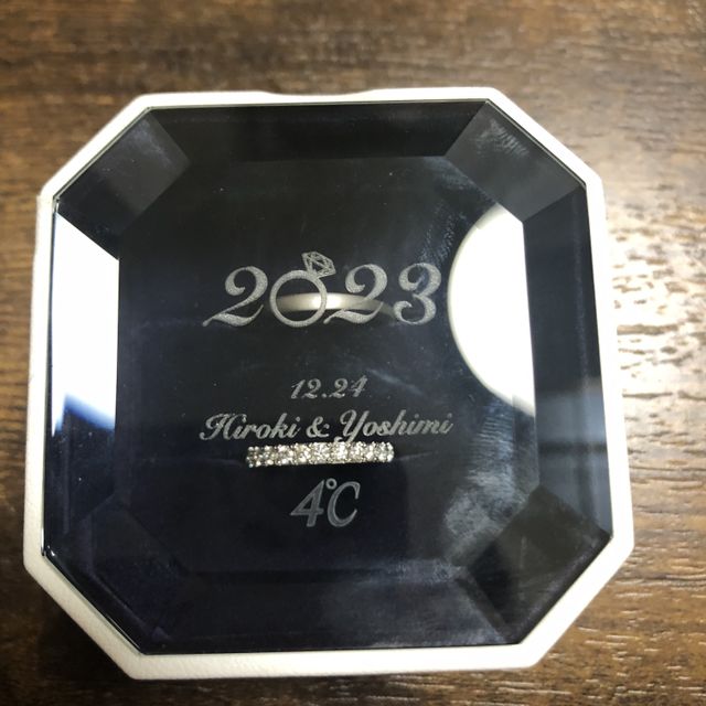 【4℃ BRIDAL(ヨンドシーブライダル)の口コミ】 リングはストレートのデザインで、シンプルなので、仕事の時でも付けやす…