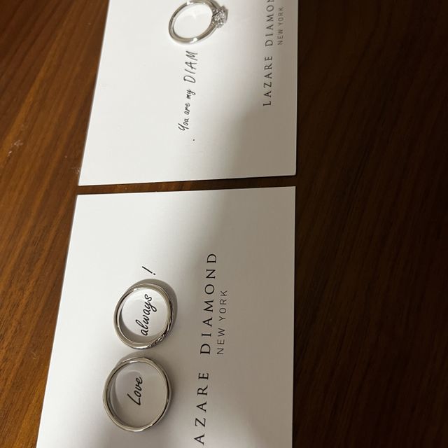 【ラザール ダイヤモンド(LAZARE DIAMOND)の口コミ】 シンプルかつ洗練されたデザインと感じました。
また、ダイヤモンドの輝き…
