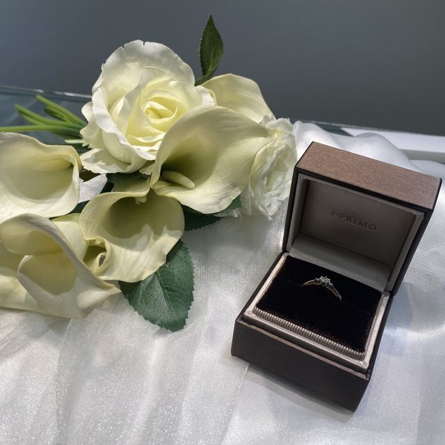 【アイプリモ(I-PRIMO)の口コミ】 真ん中にメインのダイヤがあってシンプルなデザインを探していました！
横…