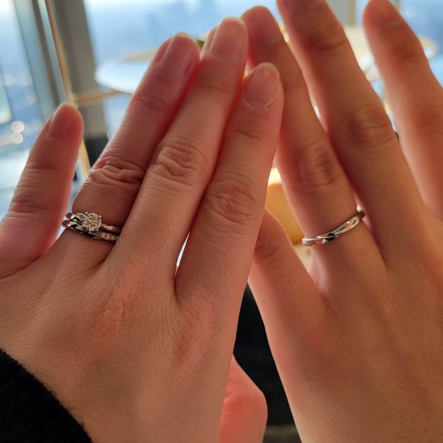 【俄(にわか)の口コミ】 木漏れ日とせせらぎのセット指輪。
重ね付けしたらダイヤのラインがつなが…