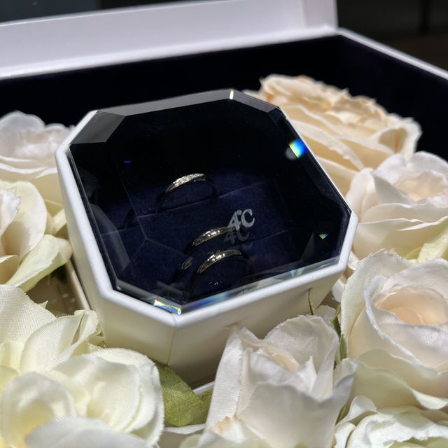 【4℃ BRIDAL(ヨンドシーブライダル)の口コミ】 シンプルですが、ダイヤの部分がピンクゴールドに変わっていてとても可愛…