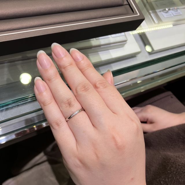 【アイプリモ(I-PRIMO)の口コミ】 ウェーブがきつすぎず、シンプルながらもダイヤが5粒で華やかさもあり指が…