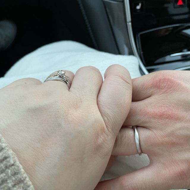 【アイプリモ(I-PRIMO)の口コミ】 ウェーブがかったデザインで、婚約指輪と重ね付けしたときに綺麗に見える…