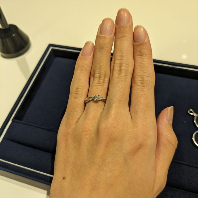 【ヴァンドーム青山(VENDOME AOYAMA)の口コミ】 他のブランドさんではなかなかみかけないデザインです。真ん中のダイヤが…