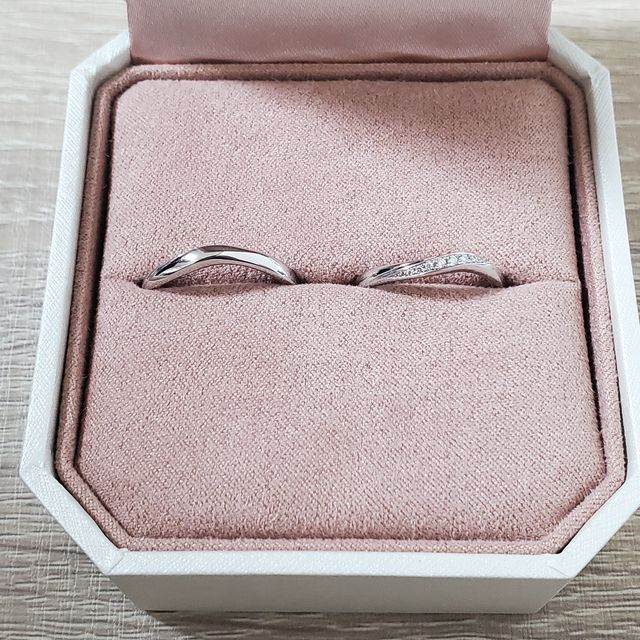 【TRECENTI(トレセンテ)の口コミ】 新婦側は、表面全体的にダイヤが散りばめられており、とにかくキラキラと…