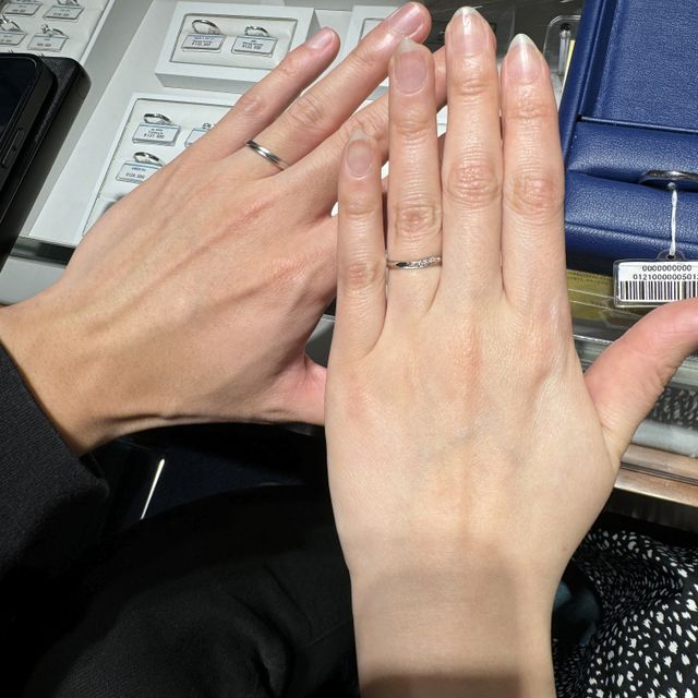【銀座ダイヤモンドシライシの口コミ】 手がとても綺麗に見えるデザインでした。また、彼とデザインが似てるデザ…