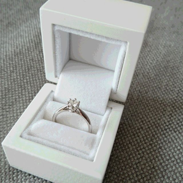 【CAFERING(カフェリング)の口コミ】 「これぞ婚約指輪！」という、シンプルでベーシックなデザインの立て爪の…