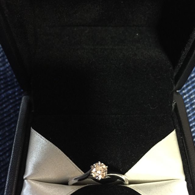 【エクセルコダイヤモンド(EXELCO DIAMOND)の口コミ】 一粒ダイヤで主張しすぎないシンプルな婚約指輪を私が以前から希望してい…