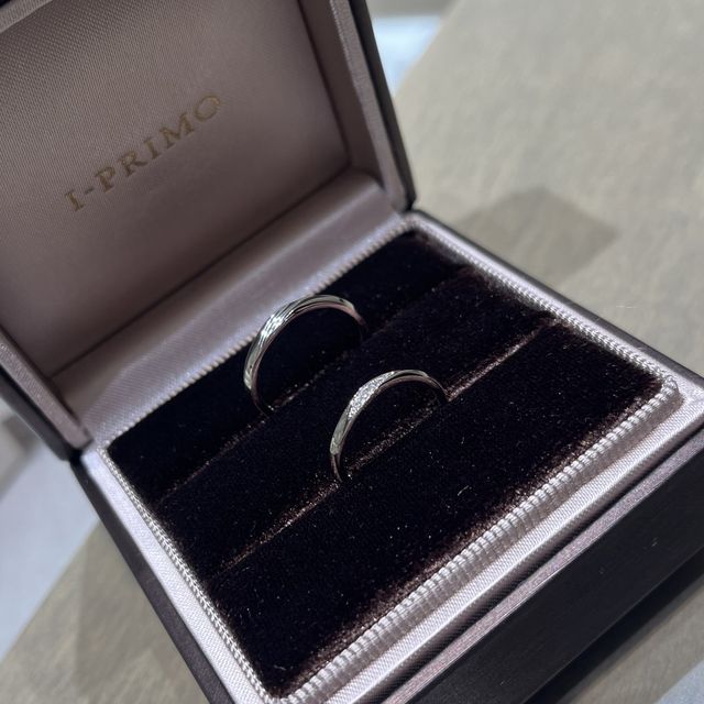 【アイプリモ(I-PRIMO)の口コミ】 女性側の指輪には流れるようにダイヤが付いていて、指にはめるととてもキ…
