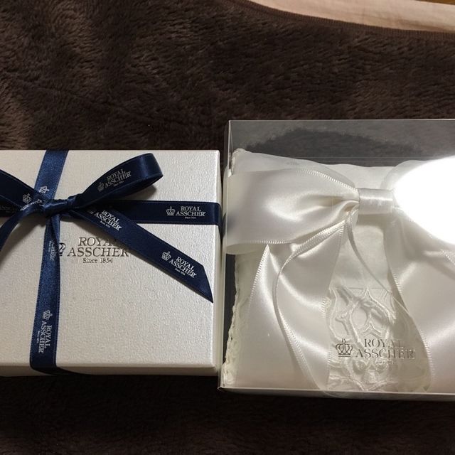 【ROYAL ASSCHER(ロイヤル・アッシャー)の口コミ】 シンプルで長年着けていても飽きないであろうデザイン、新婦の指輪はシン…
