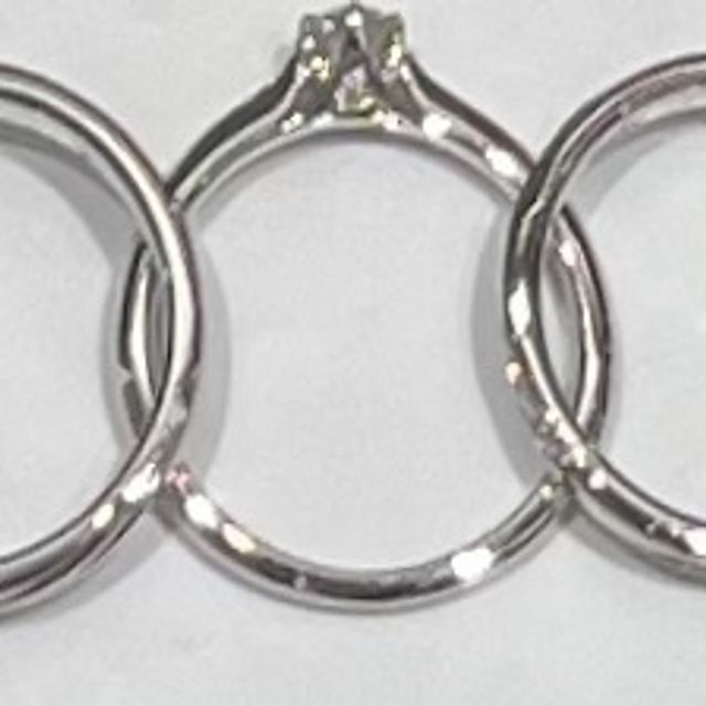 【ラザール ダイヤモンド(LAZARE DIAMOND)の口コミ】 リングに巻き付くような模様が掘ってあり、その向きが手を長く綺麗にみせ…