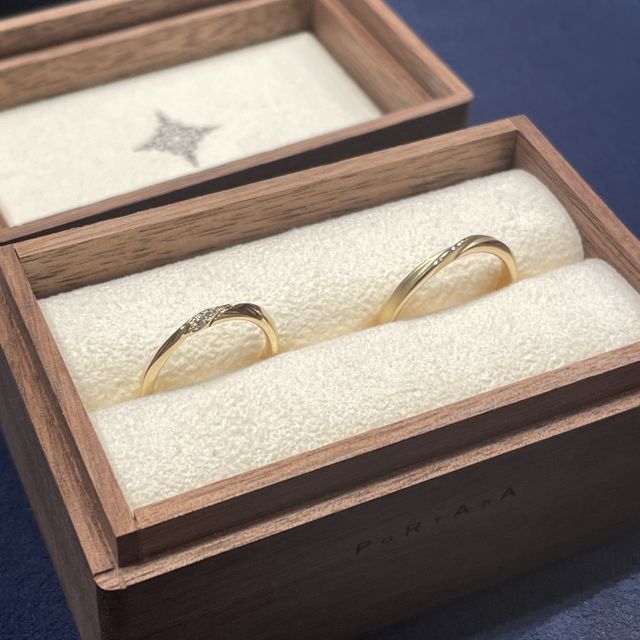 【PORTADA(ポルターダ)の口コミ】 女性用がノクターン、男性用がオーラというデザインの指輪を選びました。
…