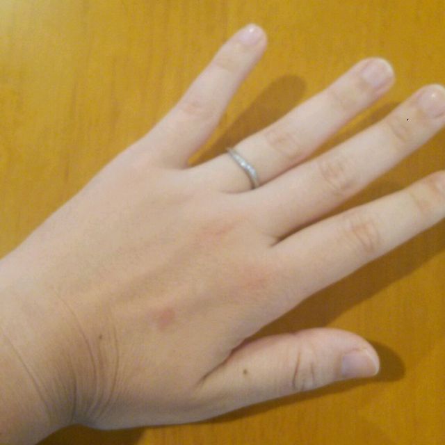 【4℃ BRIDAL(ヨンドシーブライダル)の口コミ】 指が太いタイプの私でも、指輪をしたときに指の太さが強調されず、フォル…