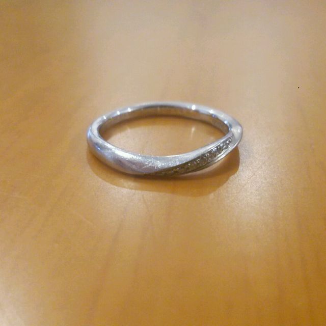 【4℃ BRIDAL(ヨンドシーブライダル)の口コミ】 指が太いタイプの私でも、指輪をしたときに指の太さが強調されず、フォル…