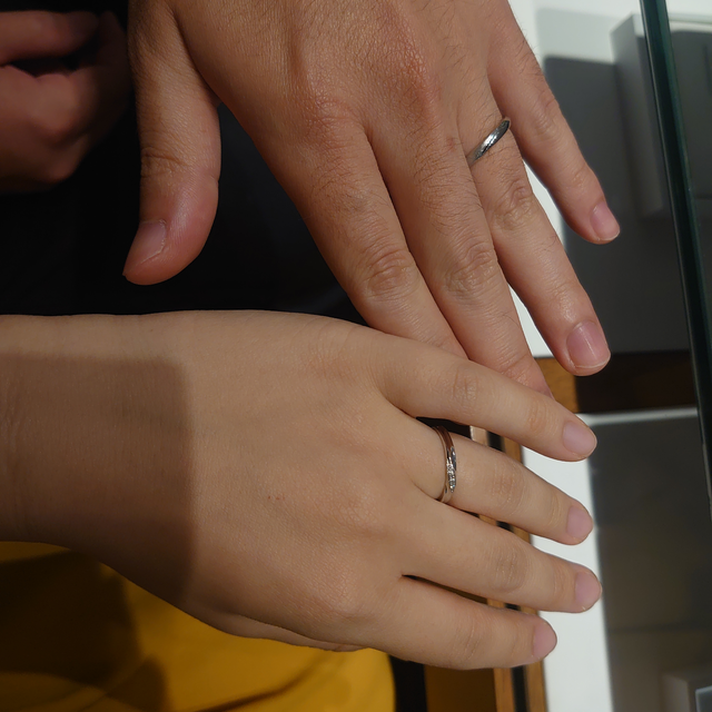 【銀座ダイヤモンドシライシの口コミ】 ウェーブがかったストレートのデザインが好み。その系統の指輪をいくつも…