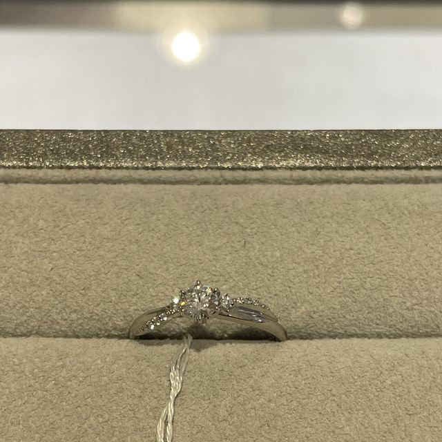 【STAR JEWELRY(スタージュエリー)の口コミ】 スタージュエリーの名前にもある星のモチーフがセンターのダイヤモンドの…