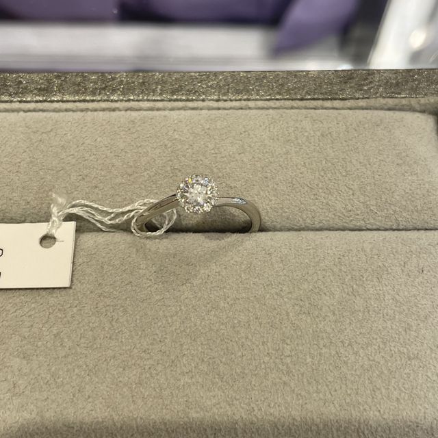 【STAR JEWELRY(スタージュエリー)の口コミ】 ショーケースの中でもひときわ輝きを放っている指輪でした。実際に出して…