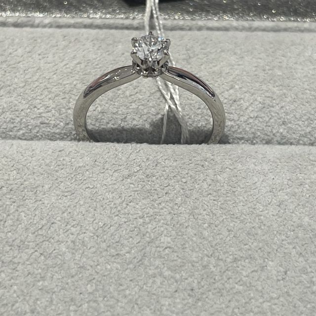 【STAR JEWELRY(スタージュエリー)の口コミ】 この指輪は本当にデザインが珍しく、鉤爪の下の部分に輪っかが着いていて…