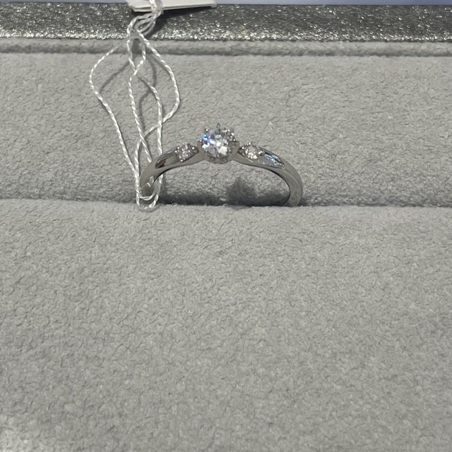 【STAR JEWELRY(スタージュエリー)の口コミ】 指輪のデザインは王道な感じでした。センターに大きめの粒のダイヤがひと…