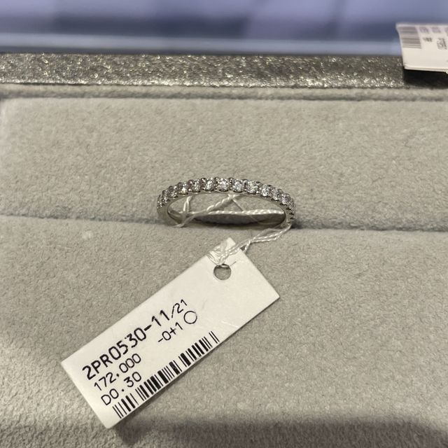 【STAR JEWELRY(スタージュエリー)の口コミ】 半周がダイヤモンドに囲まれているデザインの指輪でした。ゴージャスさも…