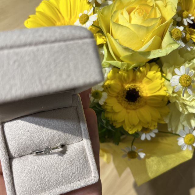 【ete(エテ)の口コミ】 細めのリングにダイヤが付いていて、横から見た時のシルエットがとてもき…