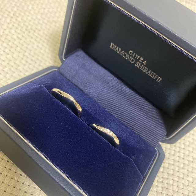 【銀座ダイヤモンドシライシの口コミ】 デザインもそうですが、指輪をつけた時の付け心地や、中指にあたる部分が…