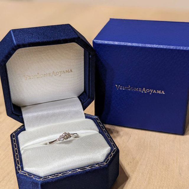 【ヴァンドーム青山(VENDOME AOYAMA)の口コミ】 彼女の要望のストレートではなく、ウェーブもしくはブイの指輪がいいと言…