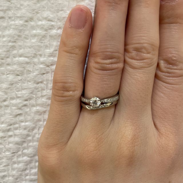 【ラザール ダイヤモンド(LAZARE DIAMOND)の口コミ】 婚約指輪のダイヤが輝いているため、結婚指輪は控えめに5連ダイヤのものを…