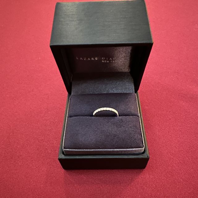 【ラザール ダイヤモンド(LAZARE DIAMOND)の口コミ】 ハーフエタニティリングなので普段使いしやすく、結婚指輪と重ねづけでき…