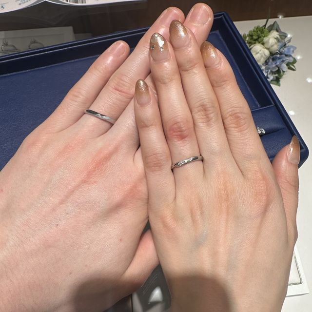 【銀座ダイヤモンドシライシの口コミ】 比較的デザイン重視でしたが、軽いウェーブでダイヤの入れ方が気に入って…