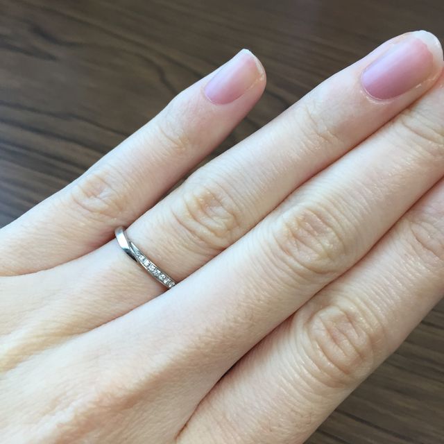 【俄(にわか)の口コミ】 毎日つけるものなのであまり華美でないもの、でも婚約指輪はいただかなか…