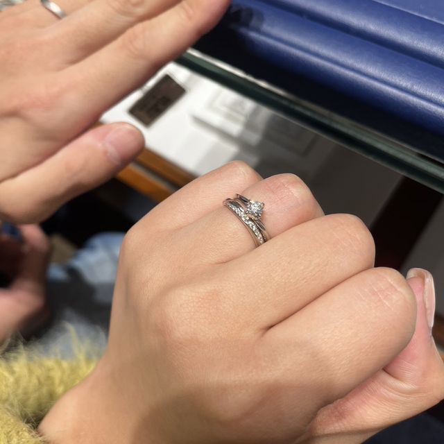 【銀座ダイヤモンドシライシの口コミ】 重ね付けできることを重視して、ペアリングにとらわれず多くの指輪を試着…