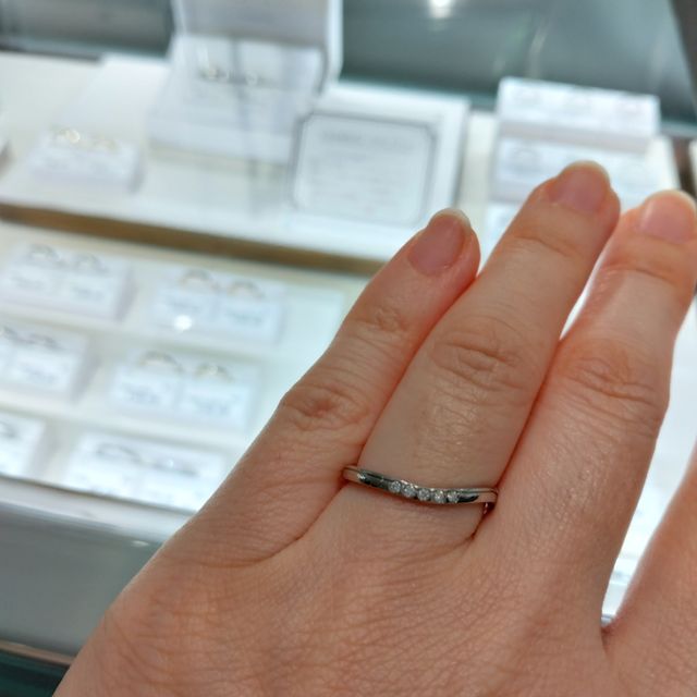 【CHARMY(チャーミー)の口コミ】 硬度と強度が高い「鍛造製法」を取り入れたリングの取り扱いがあります。
…