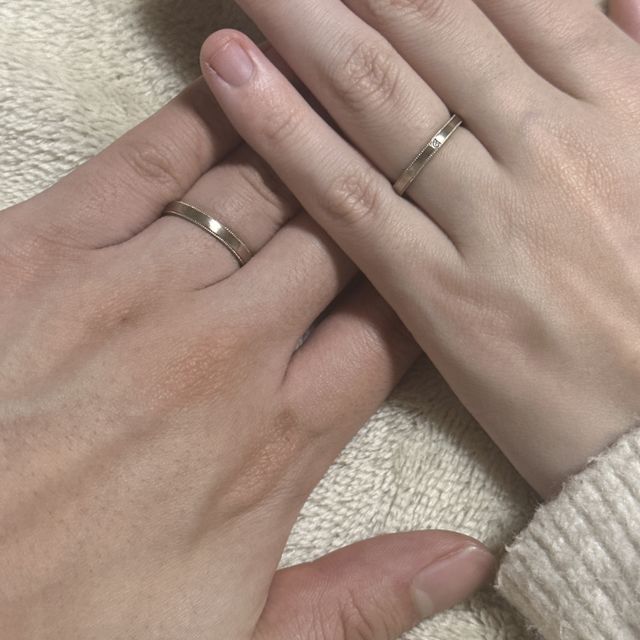 【CRAFY(クラフィ)の口コミ】 素材はホワイトゴールドで落ち着いた色合いに程よい輝きがありヘアライン…