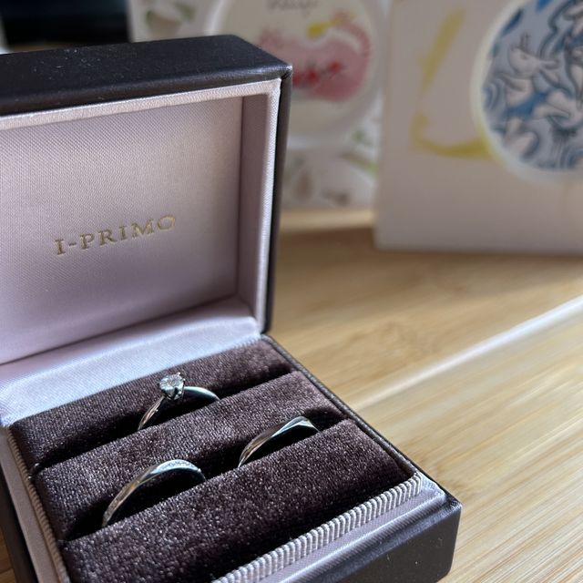 【アイプリモ(I-PRIMO)の口コミ】 婚約指輪と相性が良く、華奢でウェーブがあるもので探していました。両側…