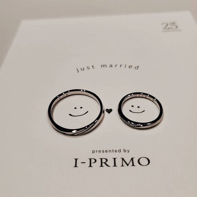 【アイプリモ(I-PRIMO)の口コミ】 女性の指輪は結婚指輪と同じ5石なので、
重ね付けした際に、可愛く、ゴー…