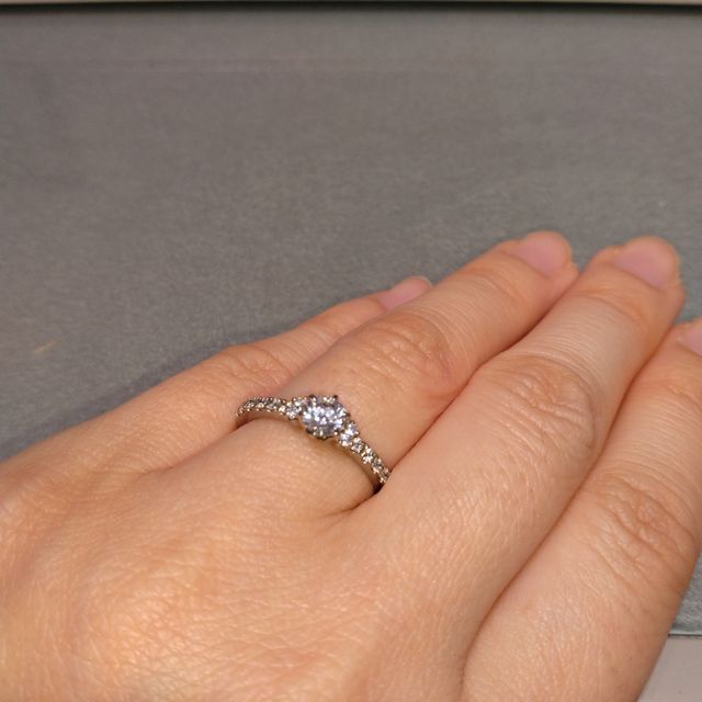 【アイプリモ(I-PRIMO)の口コミ】 普段使いがしやすくて、ダイヤモンドを包む爪の部分の高さが低いデザイン…