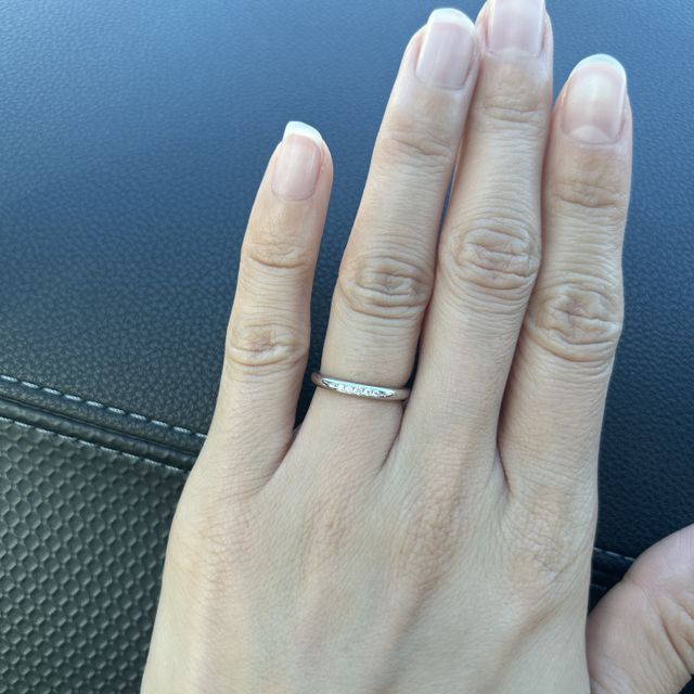 【銀座ダイヤモンドシライシの口コミ】 ダイヤモンドがついていて、キラキラ且つシンプルなデザインがずっと付け…