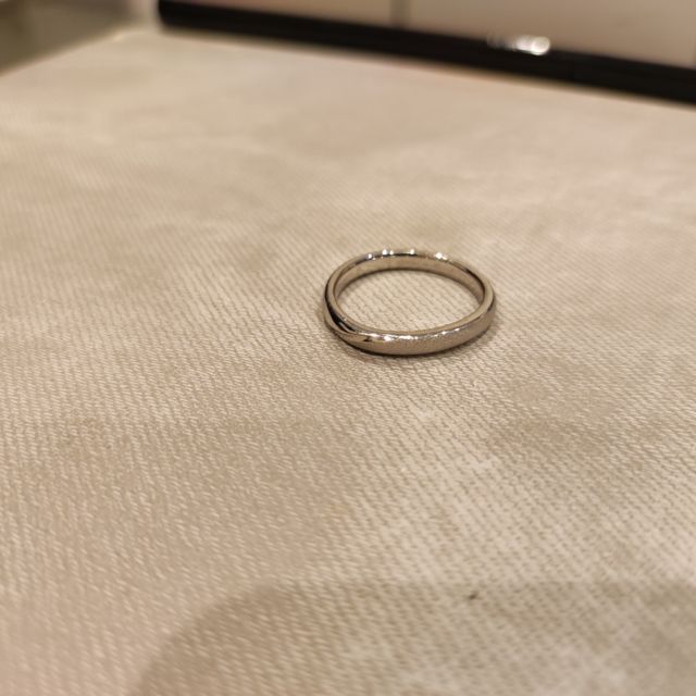 【銀座ダイヤモンドシライシの口コミ】 リバーシブルになっていて、ツヤなしの部分が落ち着いた大人な印象。見る…