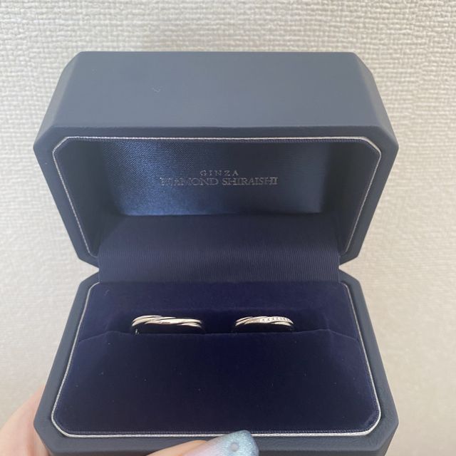 【銀座ダイヤモンドシライシの口コミ】 Vのデザインが指を細長く見せてくれて綺麗です。
ダイヤが12石埋め込まれ…