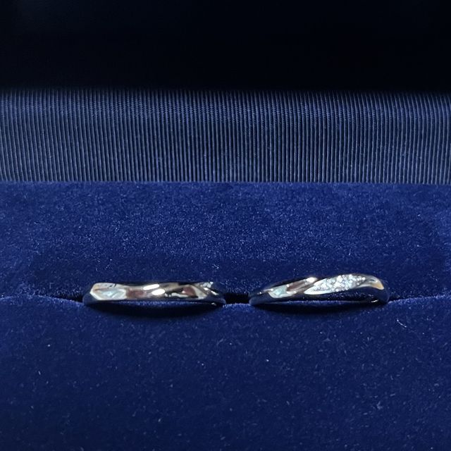 【銀座ダイヤモンドシライシの口コミ】 個性的なデザインですが主張が少なく普段つけていても馴染むと思います。
…