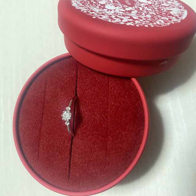 【AFFLUX(アフラックス)の口コミ】 デザインが良く、ダイヤモンドの輝きもあり、存在感があり、とてもかわい…