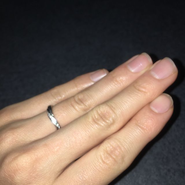 【4℃ BRIDAL(ヨンドシーブライダル)の口コミ】 ダイヤのつき具合が綺麗に光り輝き、S字が指を美しく見せてくれる。
また…