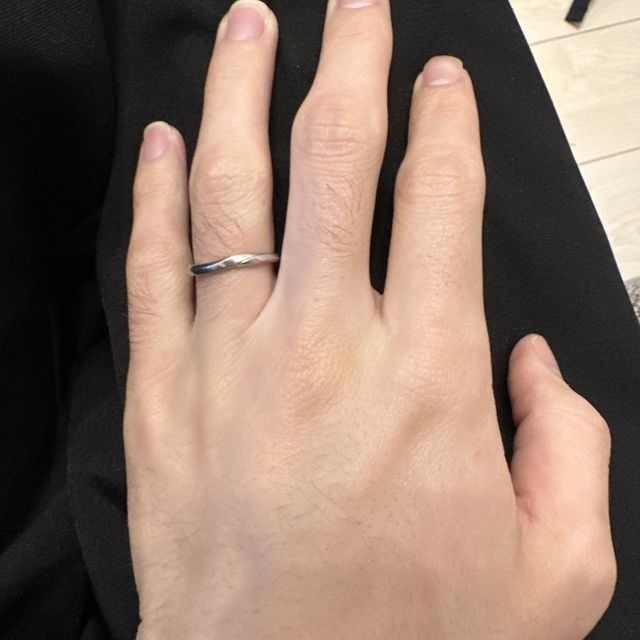 【銀座ダイヤモンドシライシの口コミ】 普通にはない曲線の入ったデザインで男性らしいシャープなフォルムだが、…