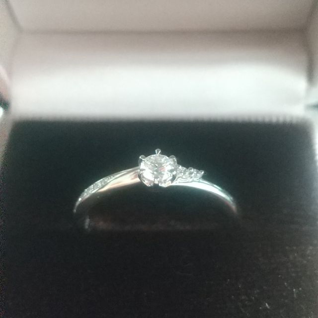 【アイプリモ(I-PRIMO)の口コミ】 リングにウエーブのかかった感じが手に馴染んで左右の小さなダイヤモンド…